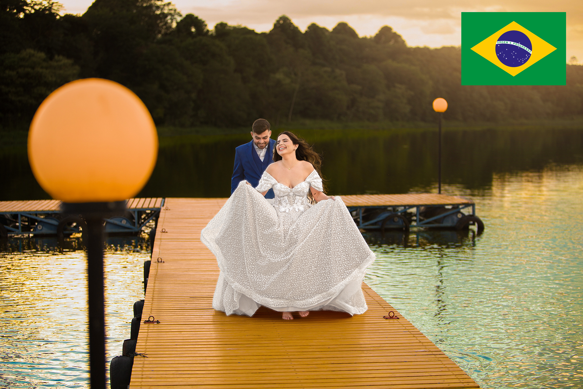 Andressa e Felipe no lago com decks flutuantes