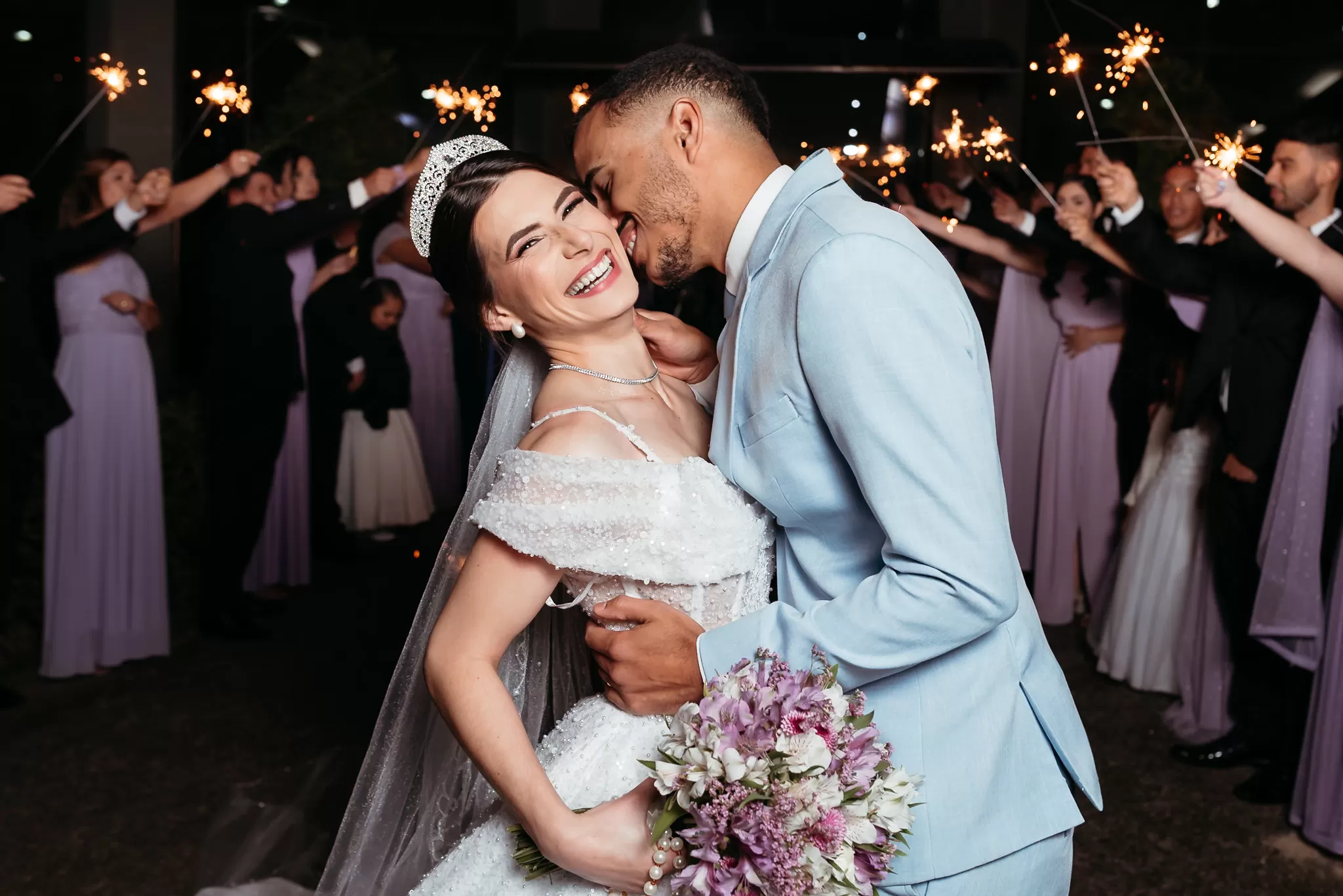 Mari e Wandson em casamento noturno