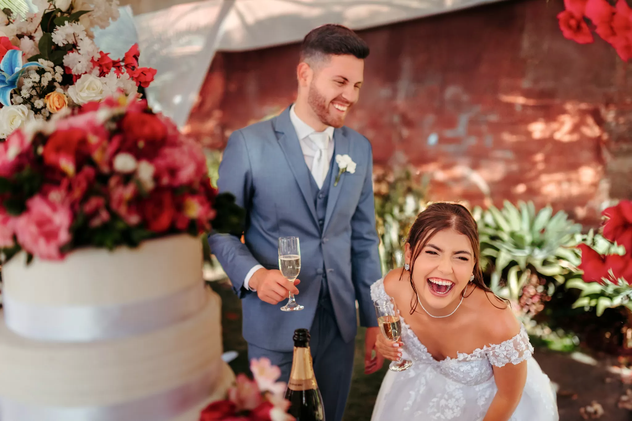 Noivo abraçando o avô com um sorriso leve