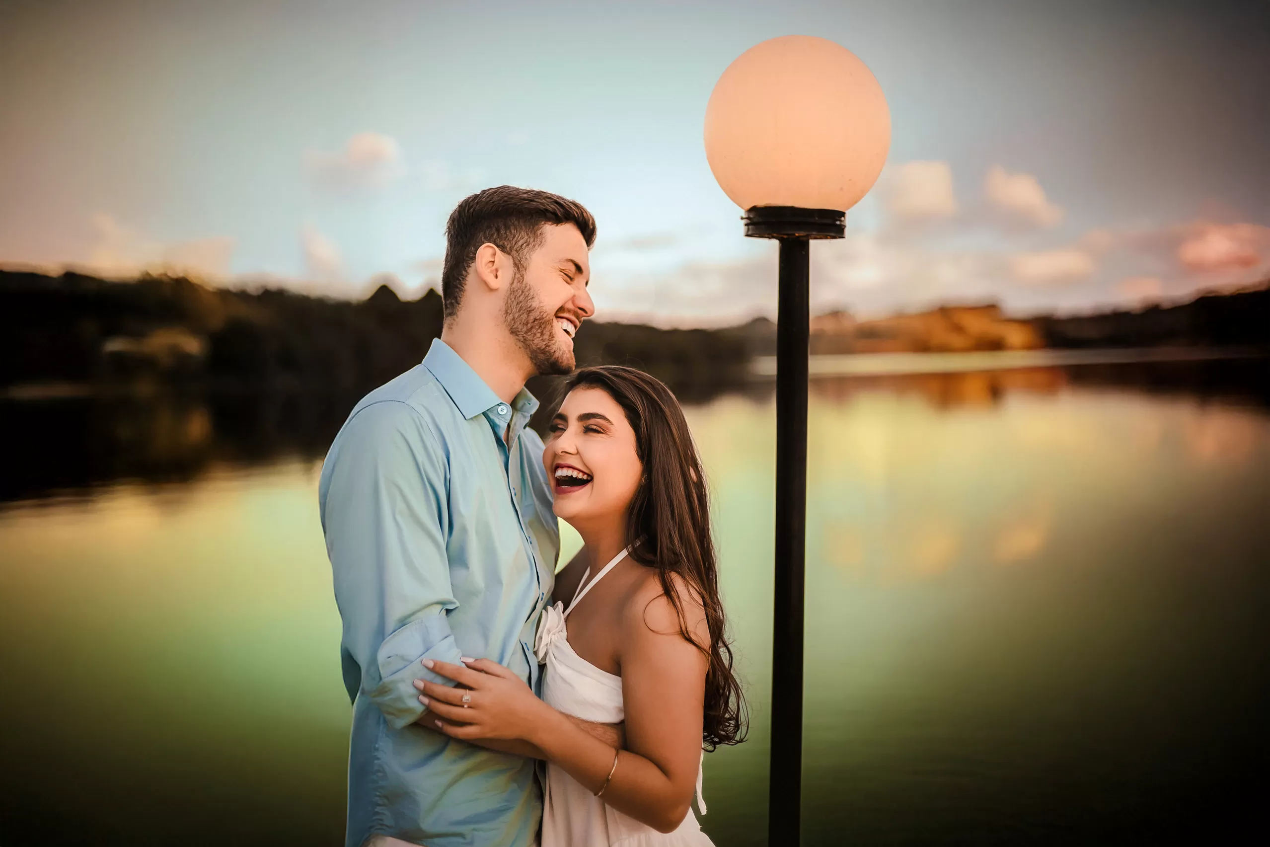 Gargalhadas à beira do lago