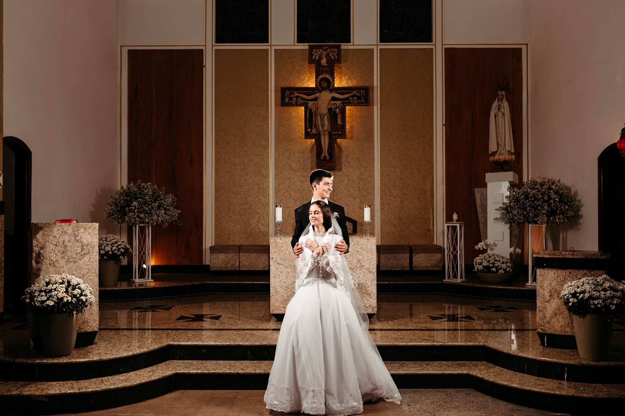 Mel e Rafael fotografados na igreja